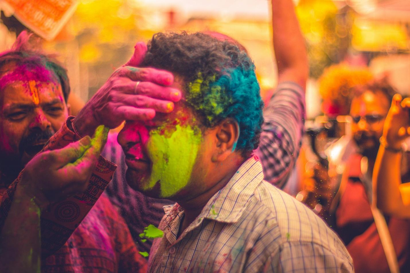 holi, live streaming services