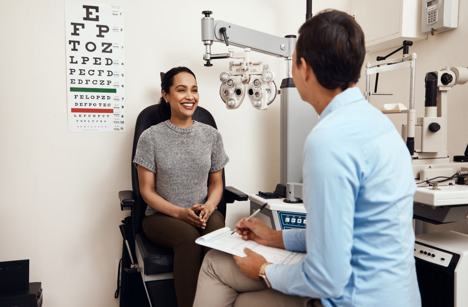 A female patient discusses laser eye surgery options with her optometrist