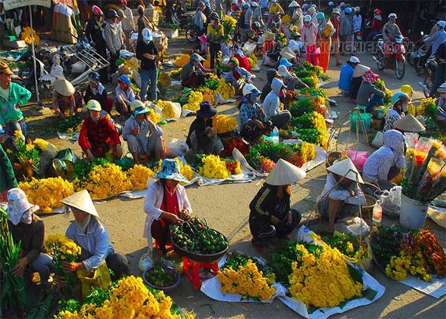 Chợ Tết đông vui nhộn nhịp và rực rỡ sắc màu