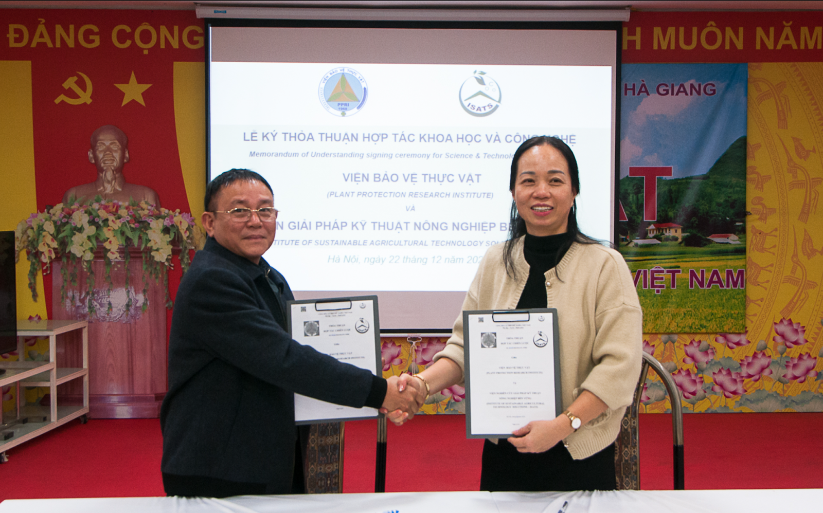 (Ông Nguyễn Văn Liêm - Viện trưởng Viện Bảo Vệ Thực Vật và bà Phạm Mỹ Linh - Viện trưởng Viện Giải pháp kỹ thuật Nông nghiệp bền vững trao đổi văn bản hợp tác.)