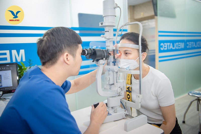 Bệnh nhân sẽ được bác sĩ kiểm tra thị lực để phát hiện các bất thường ở mắt