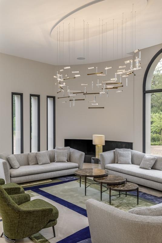 A living room with a chandelier

Description automatically generated