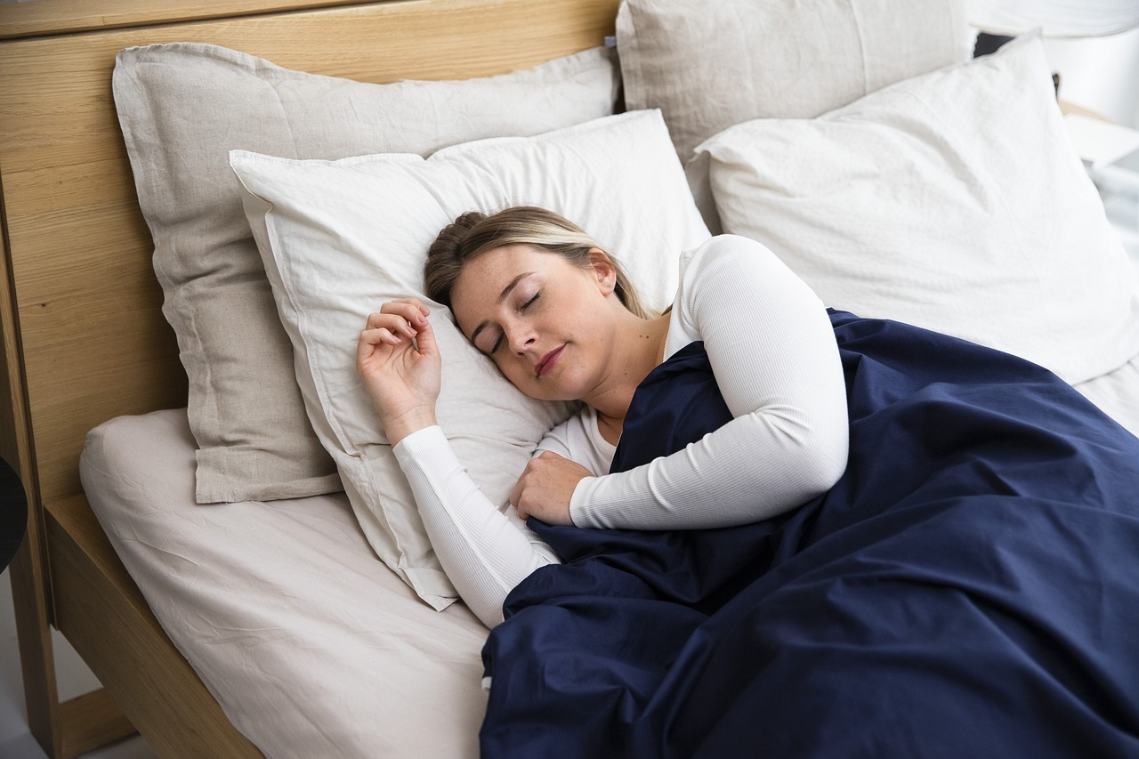 Femme endormie au lit, stimulant les performances cognitives et favorisant une vie plus longue
