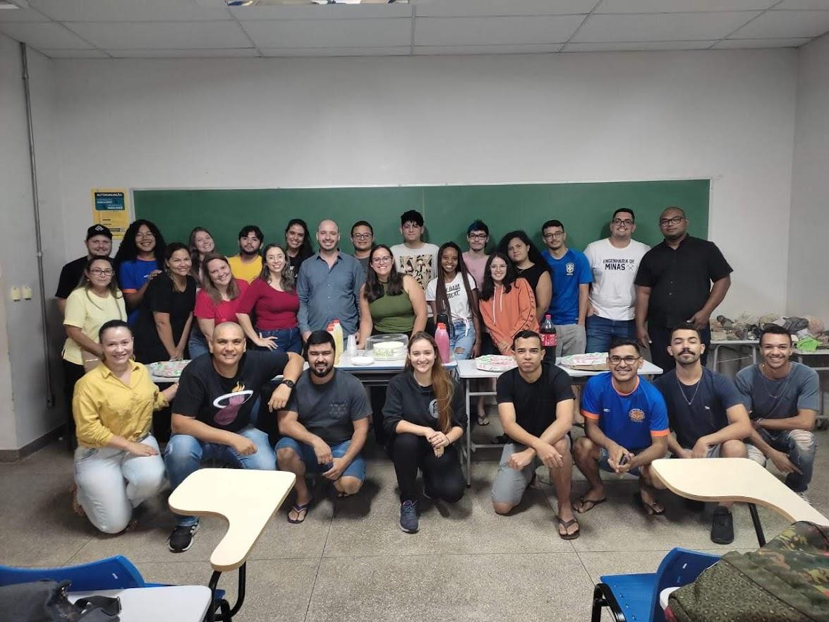 Grupo de pessoas sentadas e em pé posando para foto

Descrição gerada automaticamente