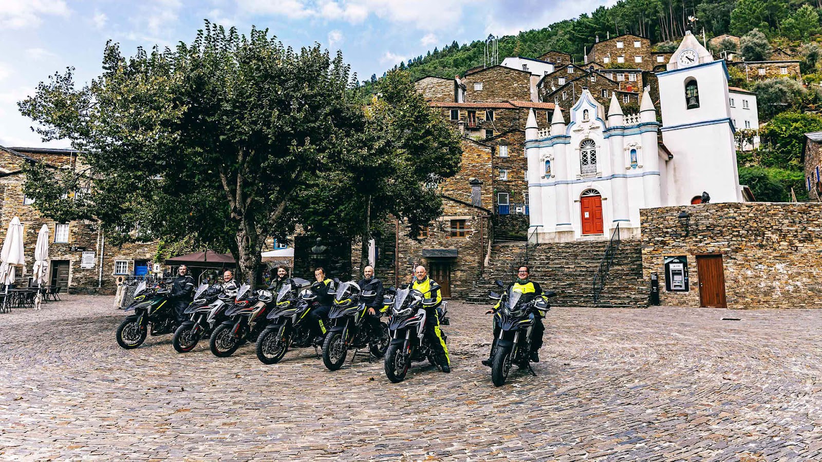 Se qualche motociclista ancora non conosce Piódão è pregato di invertire questa situazione. Le strade fino a lì sono fantastiche e il luogo è unico!