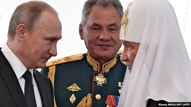 Зліва направо: російський президент Володимир Путін, міністр оборони Росії Сергій Шойгу і Московський патріарх Кирило. Петербург, 30 липня 2017 року