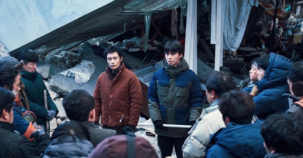 Lee Byung Hun e Park Seo Joon em imagem do filme Sobreviventes - Depois do terremoto