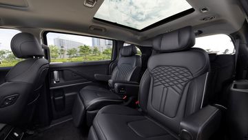 Hàng ghế thứ hai Hyundai Custin 2024 có thiết kế 2 ghế độc lập kiểu “Captain” sang trọng