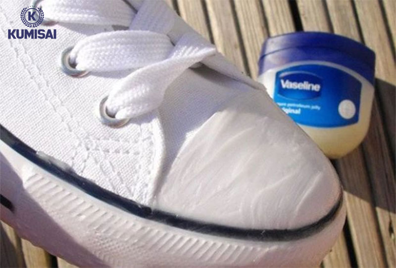 Cách giặt giày trắng không ố vàng bằng Vaseline