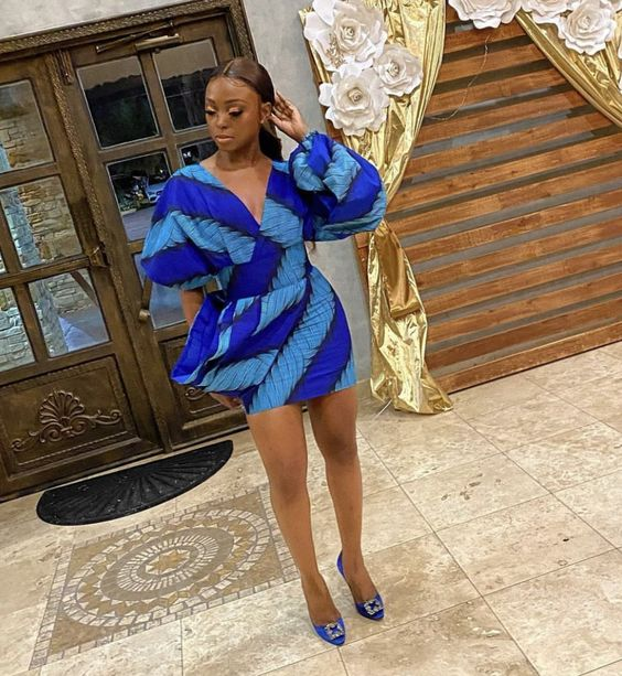 Short Gown Styles with Ankara: Lady shows off her hot self with this look