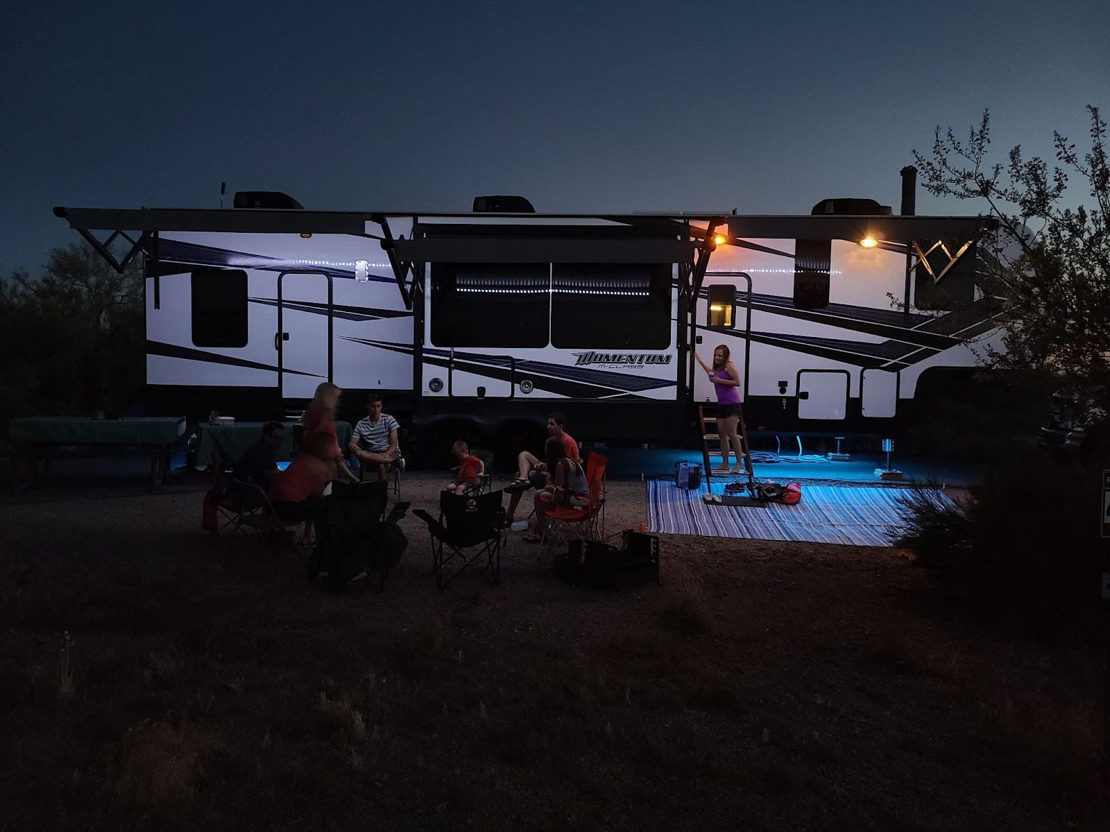 Fifth wheel dry camping on a septmber night 
(https://unsplash.com/photos/wdc70Bejov8)