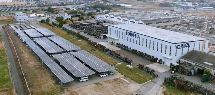 合同会社NaF（しろくま電力とNECキャピタルソリューション株式会社が出資）が株式会社ヨロズ大分社に設置した、ソーラーカーポートと野立て太陽光発電設備だ