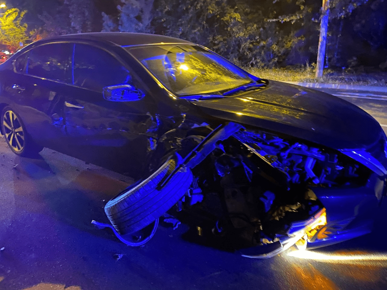 Un automóvil negro con daños en el panel delantero del lado del pasajero debido a un accidente automovilístico que ocurrió en Central Avenue en Charlotte, Carolina del Norte.
