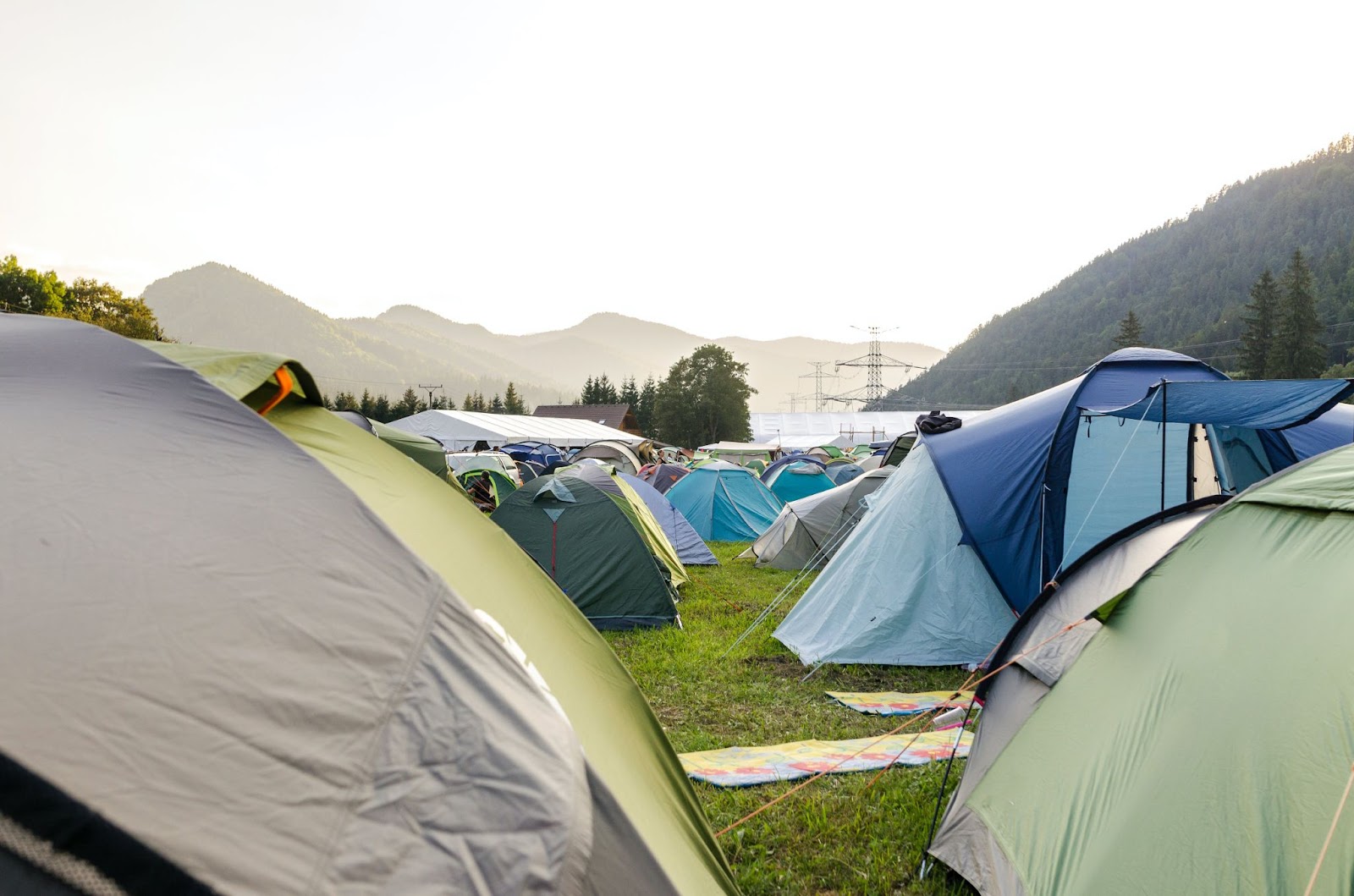 Une installation de tentes sur un terrain de camping