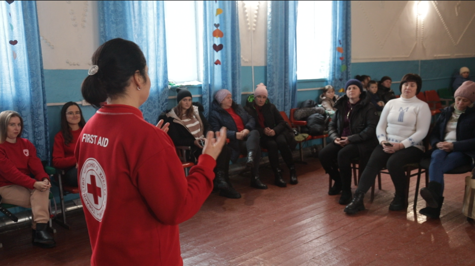 Олена Охріменко розповідає жителям села Ольшана програму навчання