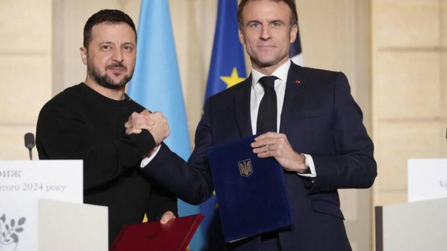 Tổng thống Pháp Emmanuel Macron (P) và đồng nhiệm Ukraina  Volodymyr Zelensky, điện Elysée, Paris, ngày 16/02/2024. 