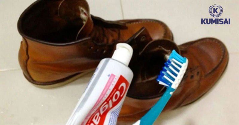 Đánh giày không cần xi bằng kem đánh răng