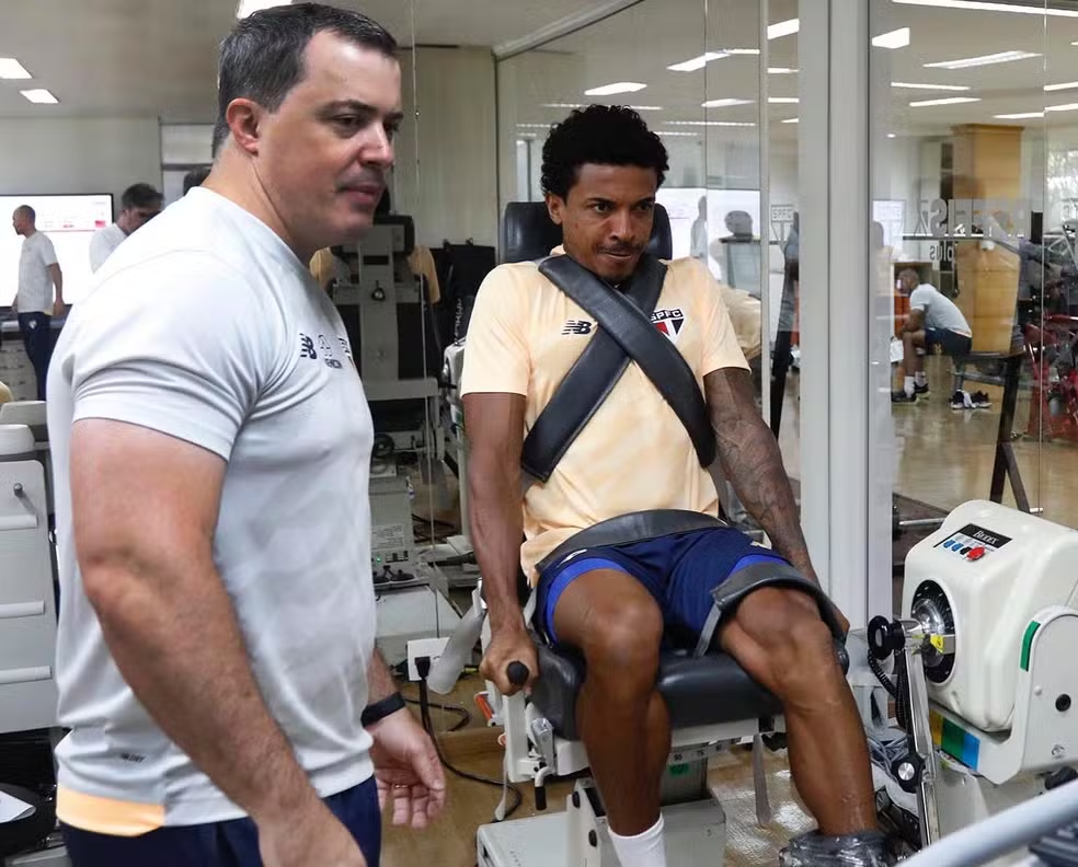 Luiz Gustavo realiza exercício físico durante a pré-temporada do São Paulo
