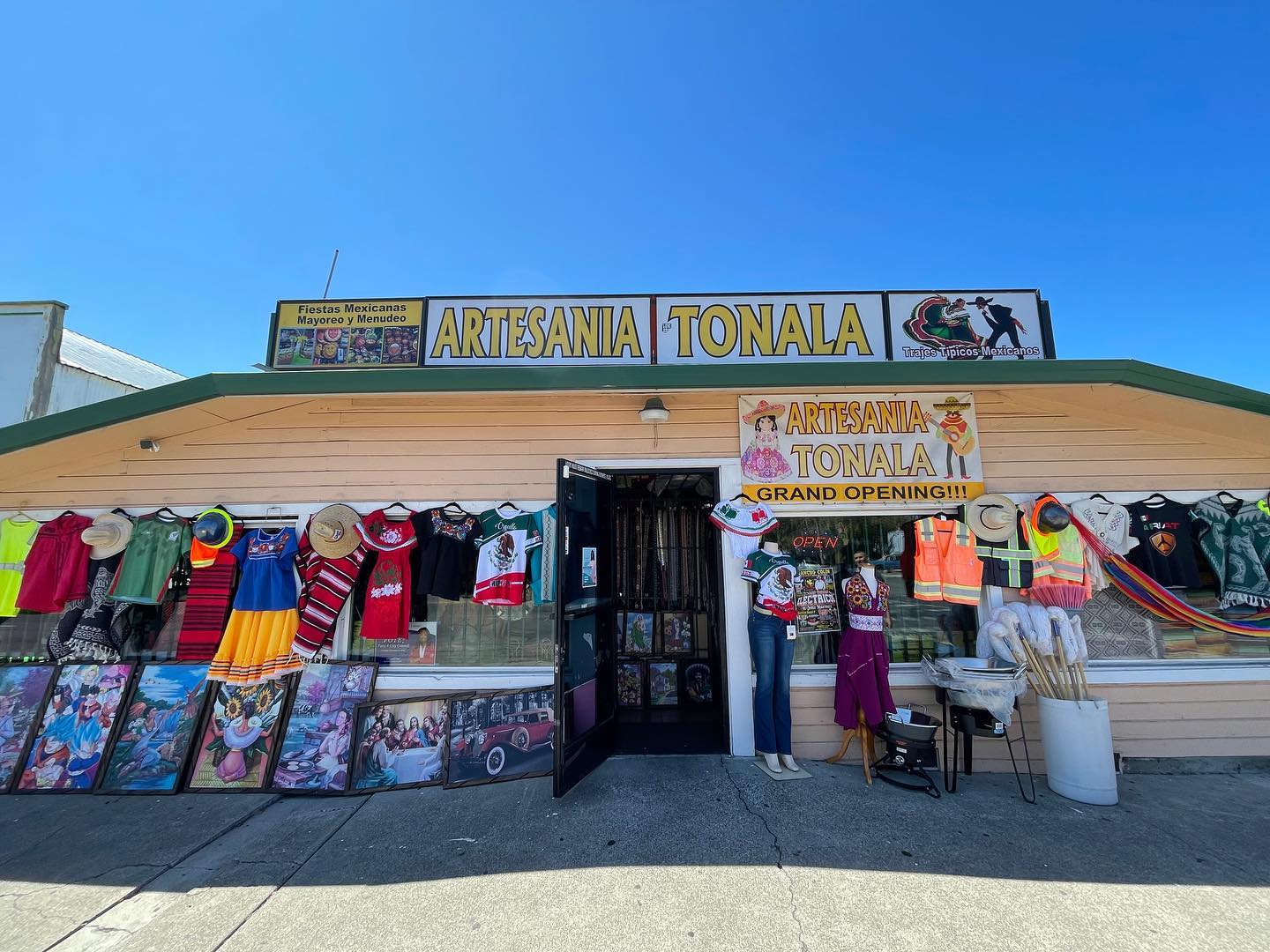 Artesania Tonala storefront.
