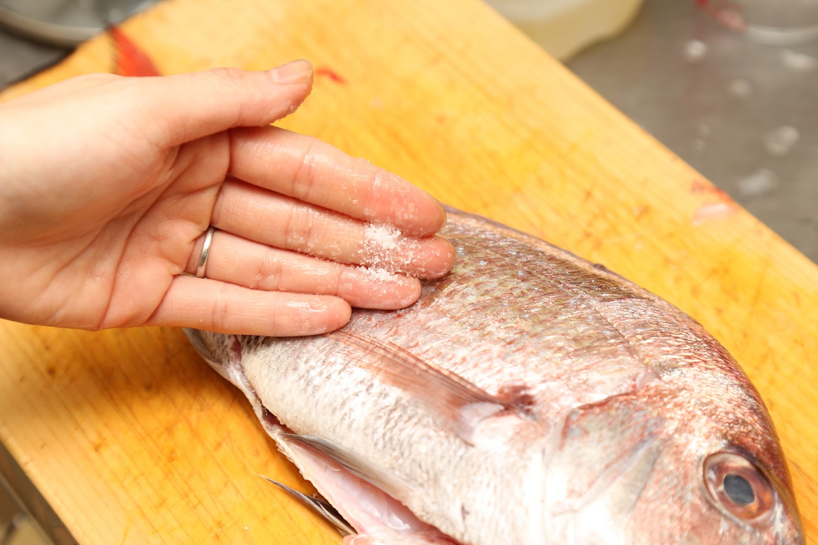 魚を丸ごと塩焼きにするときのコツ・注意点