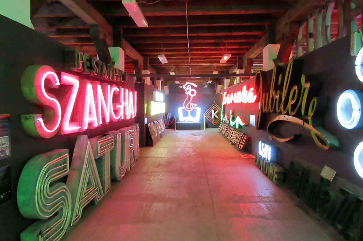 La storia delle insegne al neon