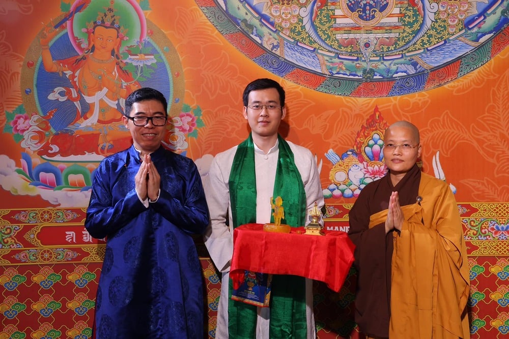 Ni sư Đại Bảo tháp trao tặng phần thưởng cho Phật tử nhận giải Cuộc thi kể chuyện - thuyết trình về cuộc đời Đức Phật,