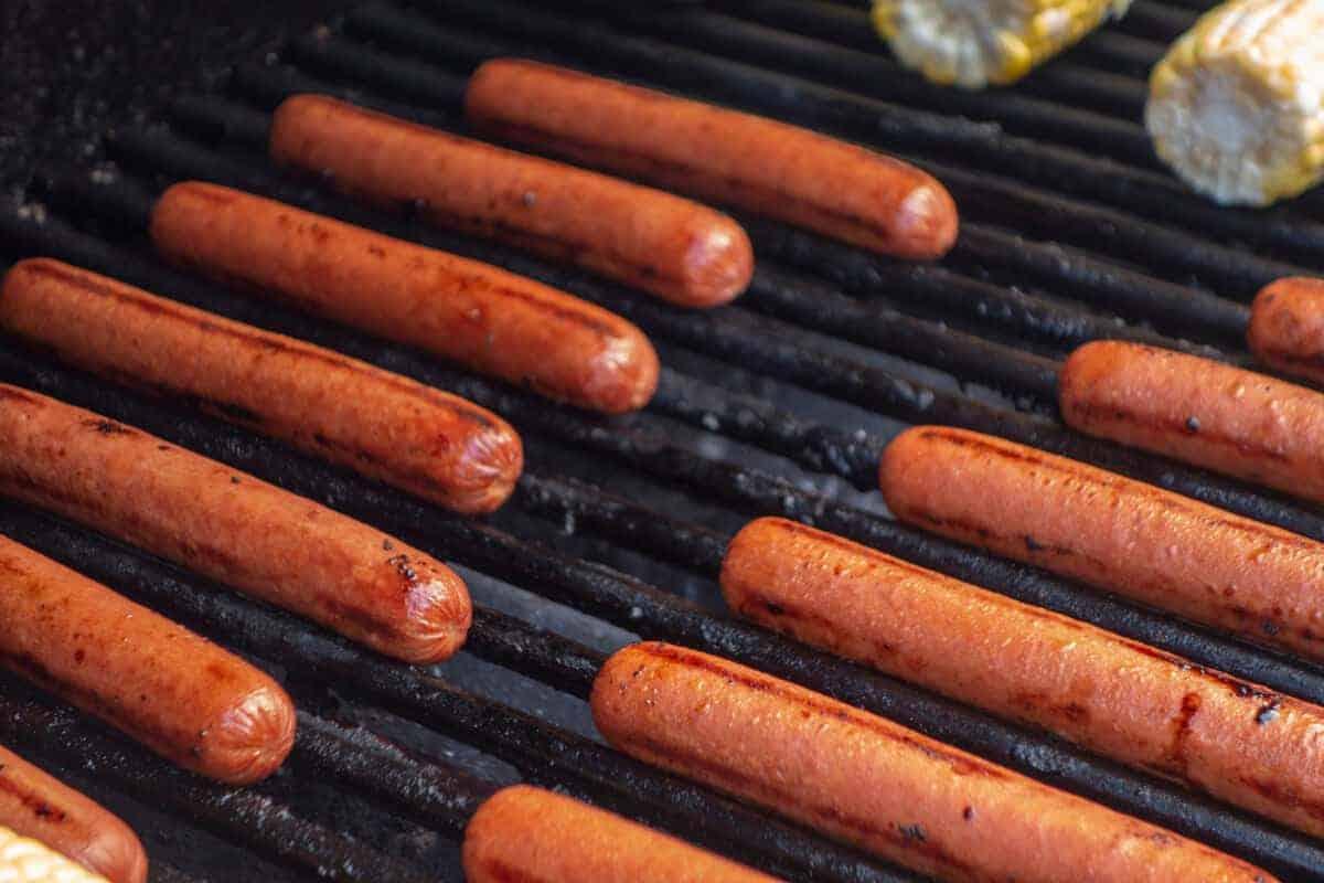 hot-dog-uri de vită aliniate într-un afumător