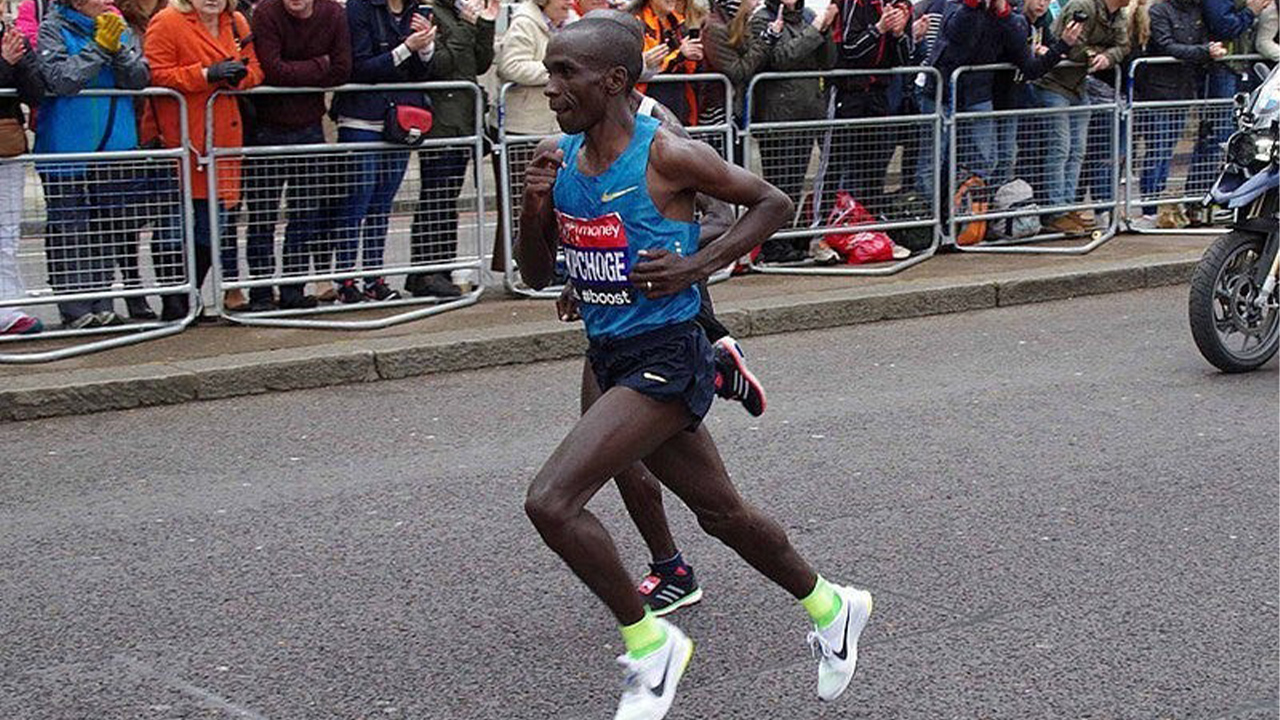Eliud running during the London Marathon.