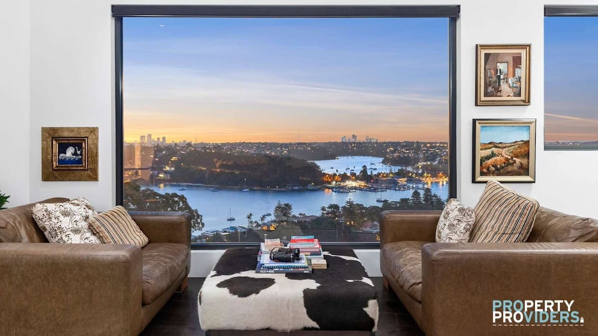 Above it All is a petfriendly rental with  Unparalleled views over North and Middle Harbour, The Spit, Balmoral & Chinaman’s Beach, and the city skylines.