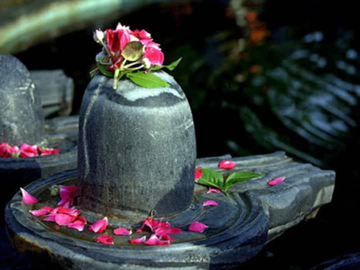 Sawan Somvar 2022 Know The Right Direction To Offer Water To Shivling |  Sawan Somvar 2022: शिवलिंग पर जल चढ़ाने का भी है नियम, जानें भोलेनाथ को  प्रसन्न करने का तरीका