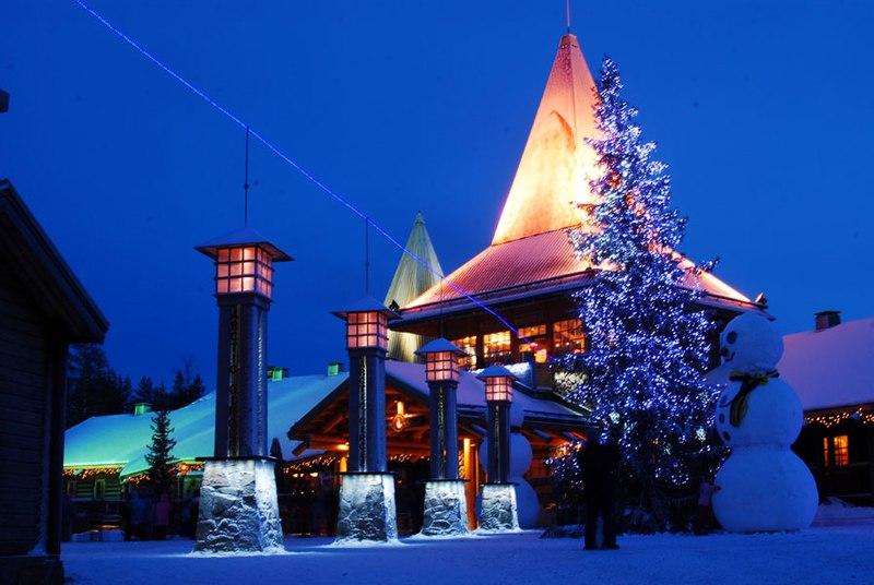 800px-Arctic_circle_santa_village.jpg