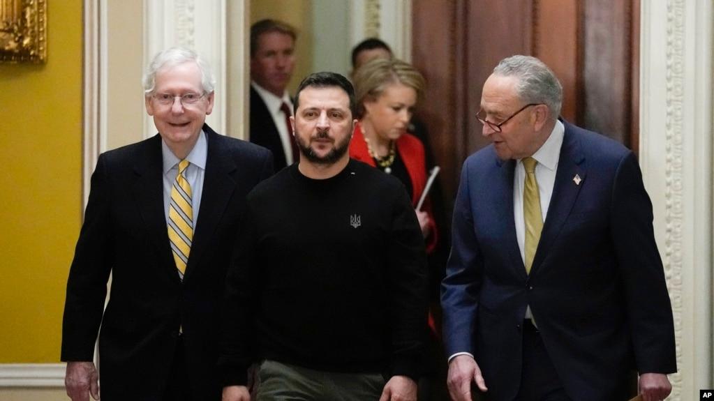 Tổng thống Ukraine Volodymyr Zelenskyy đi cùng Lãnh đạo đa số Thượng viện Chuck Schumer và Lãnh đạo thiểu số Thượng viện Mitch McConnell trong chuyến thăm tới Capitol Hiill ở Washington, ngày 12 tháng 12 năm 2023.