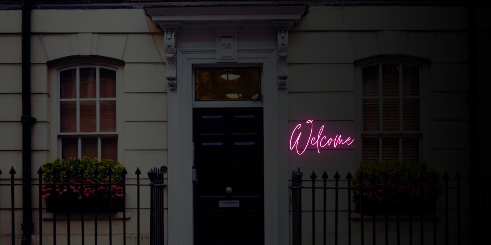 Ispirazione e idee per incorporare insegne al neon nel tuo ingresso