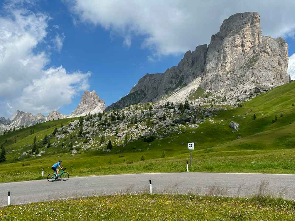 Cycling the Italian Lakes: Navigating the Scenic Routes and Charming Lakeside Villages