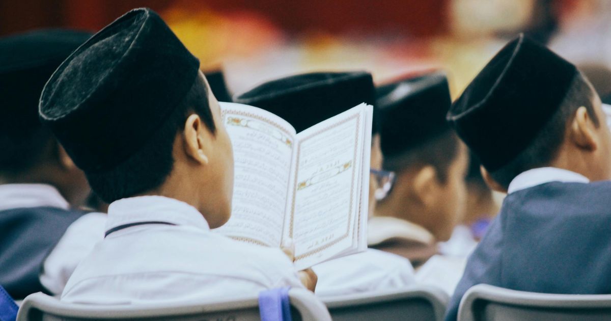 Membaca Al-Qur'an menjadi salah satu cara terbaik memanfaatkan waktu istirahat.