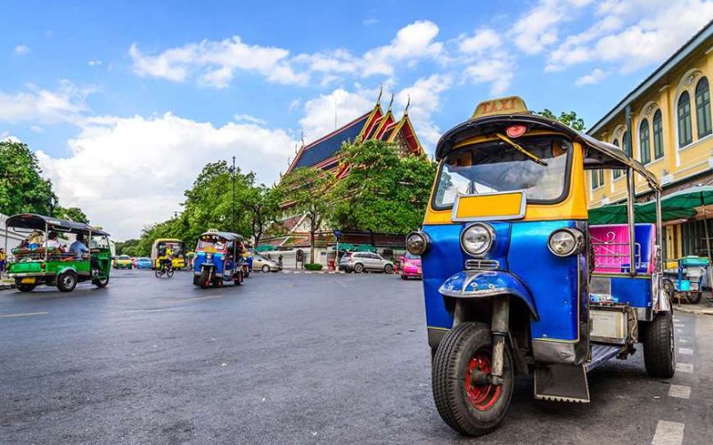 Du khách đến Thái Lan lần đầu nhất định phải trải nghiệm thử xe tuktuk