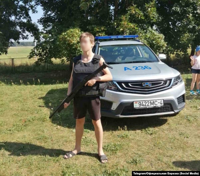 Український хлопець у Білорусі фотографується з автоматом