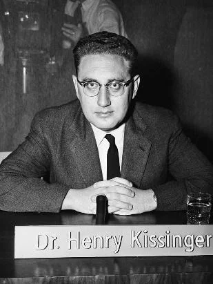 Dr. Henry Kissinger, Harvard Üniversitesi profesörü, Nükleer Silahlar ve Dış Politika kitabının yazarı, Kasım 1957