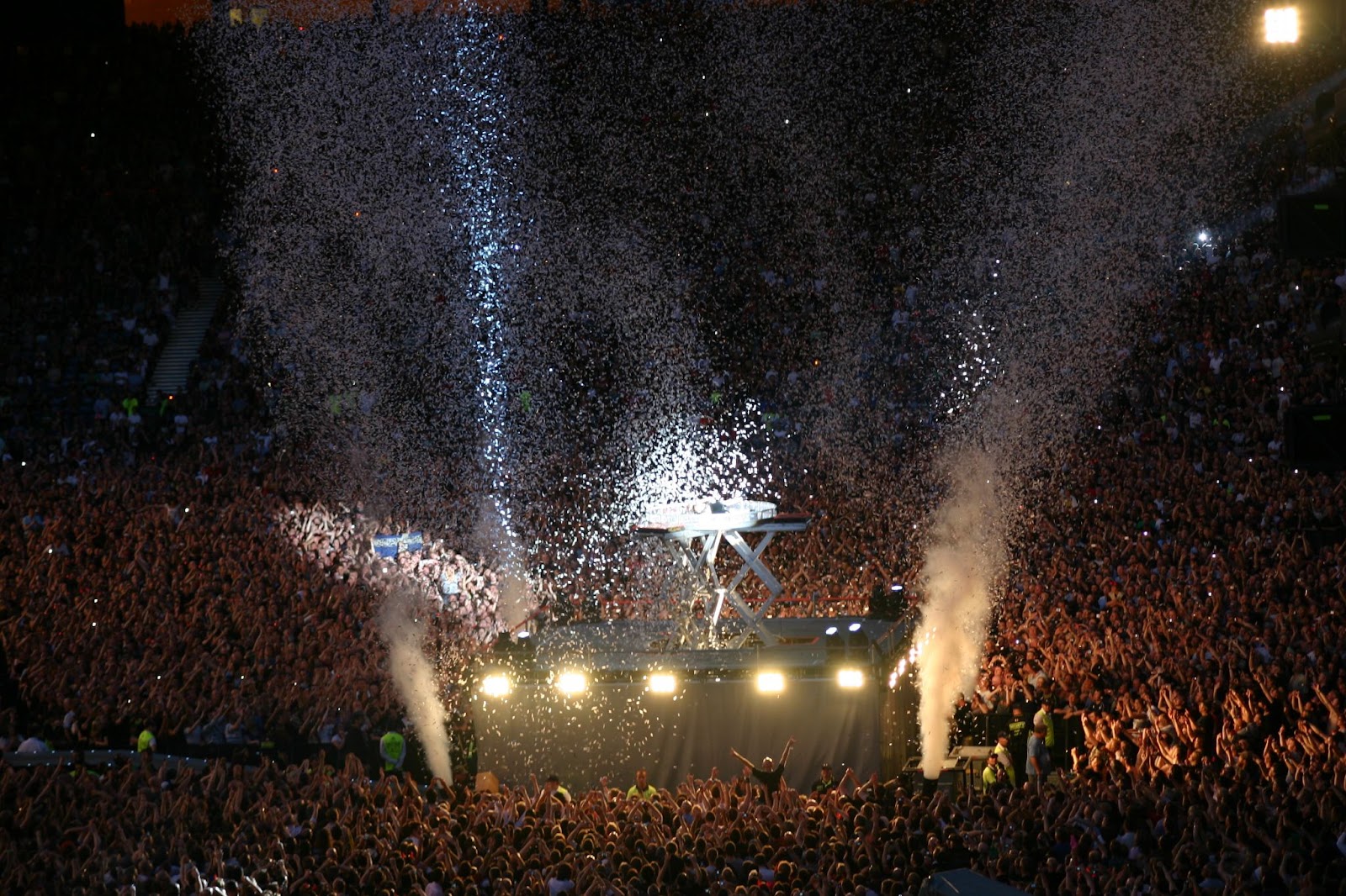 5. Legendarele concerte live ale trupei: De la energie pură la spectacolul de lumină și sunet