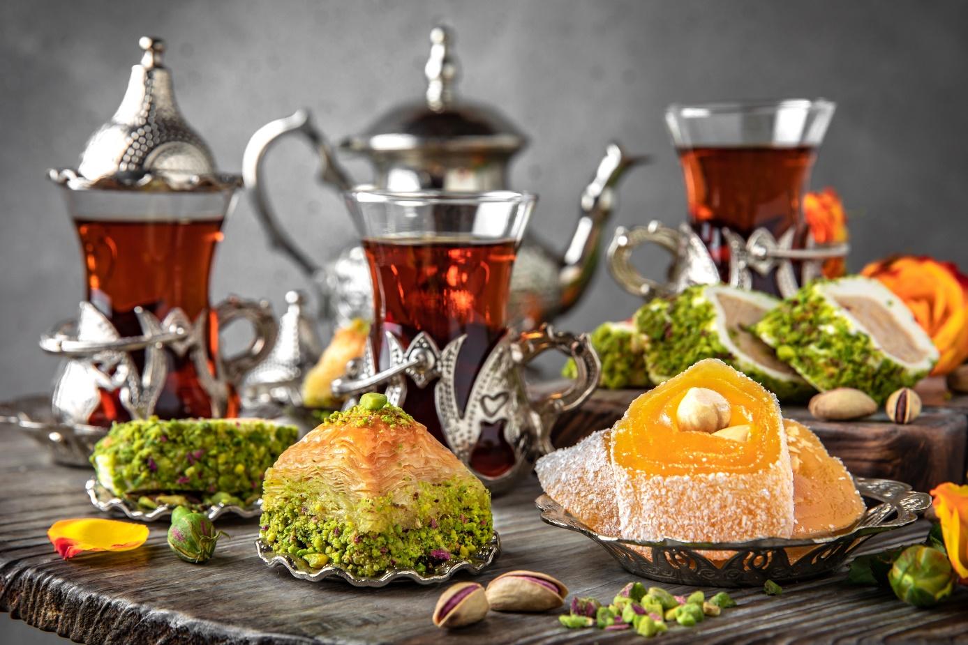 Egipskie słodycze, herbata z Egiptu, arabskie słodycze, szklanki z herbatą, Egipt na talerzu