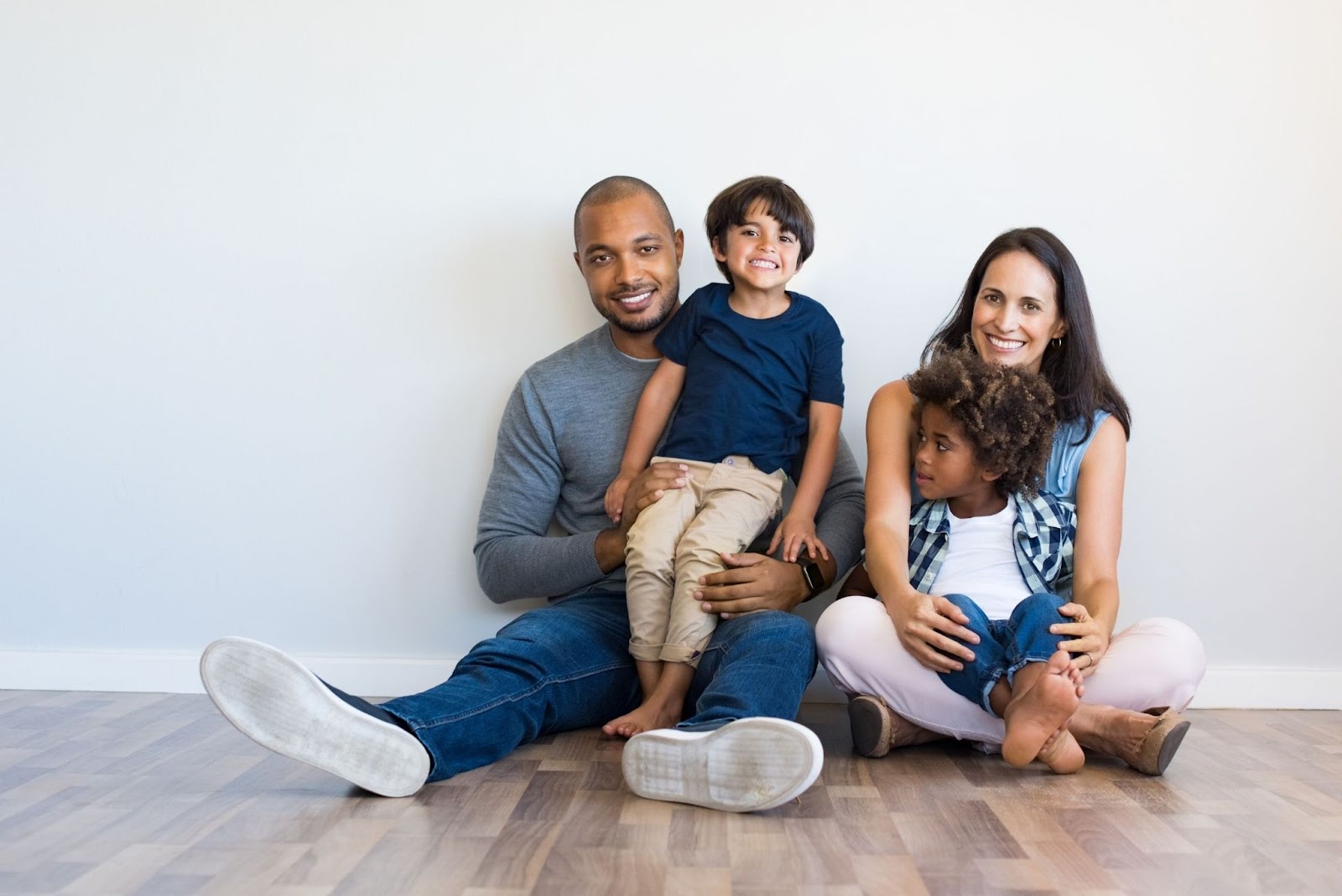 famille-minimaliste-epanouie : famille minimaliste : parents et enfants souriants, câlins en famille