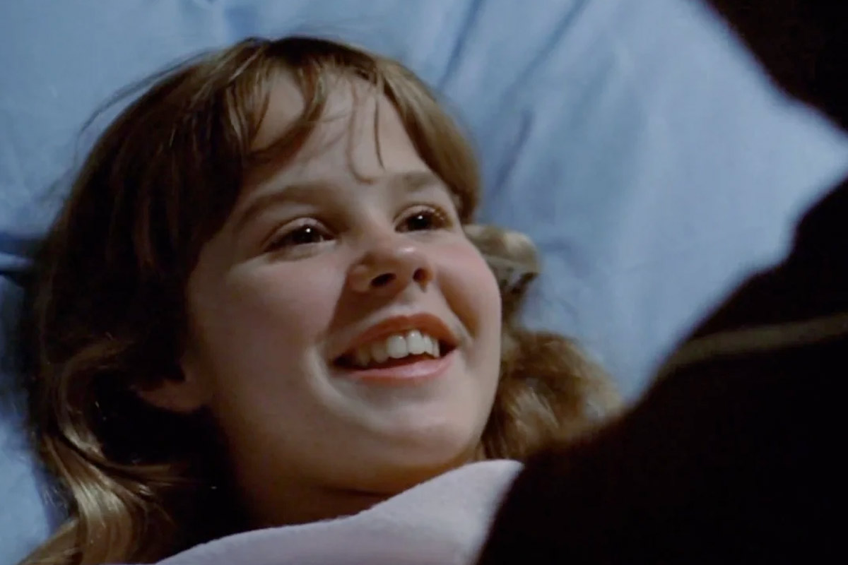 Linda Blair, de pequeña, acostada en una cama riendo