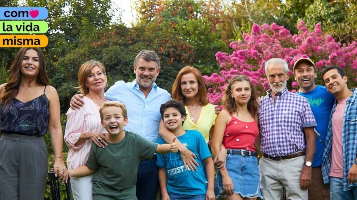 La numerosa familia que forman Sole (Sigrid Alegría) y Álvaro (Diego Muñoz) en Como la vida misma.