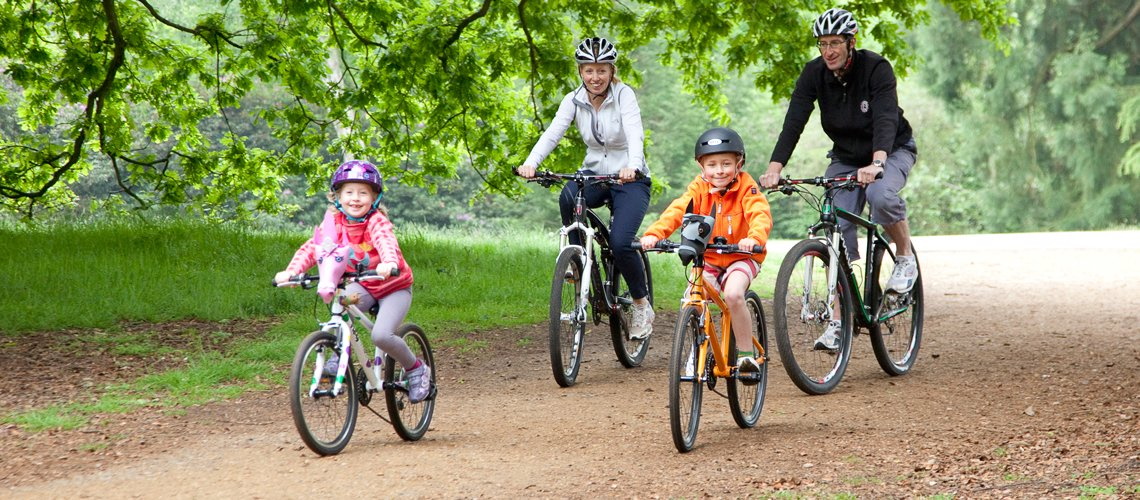 Покататься на велосипеде – отличный способ активно провести время с ребенком