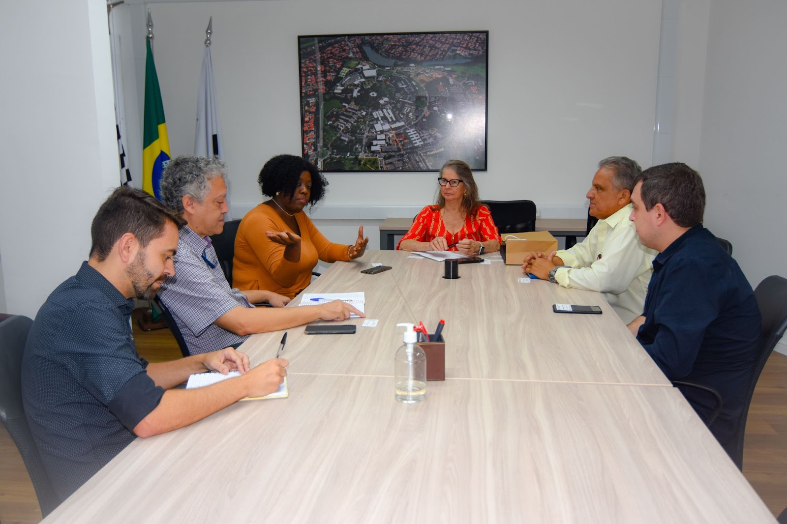 pessoas fazendo reunião