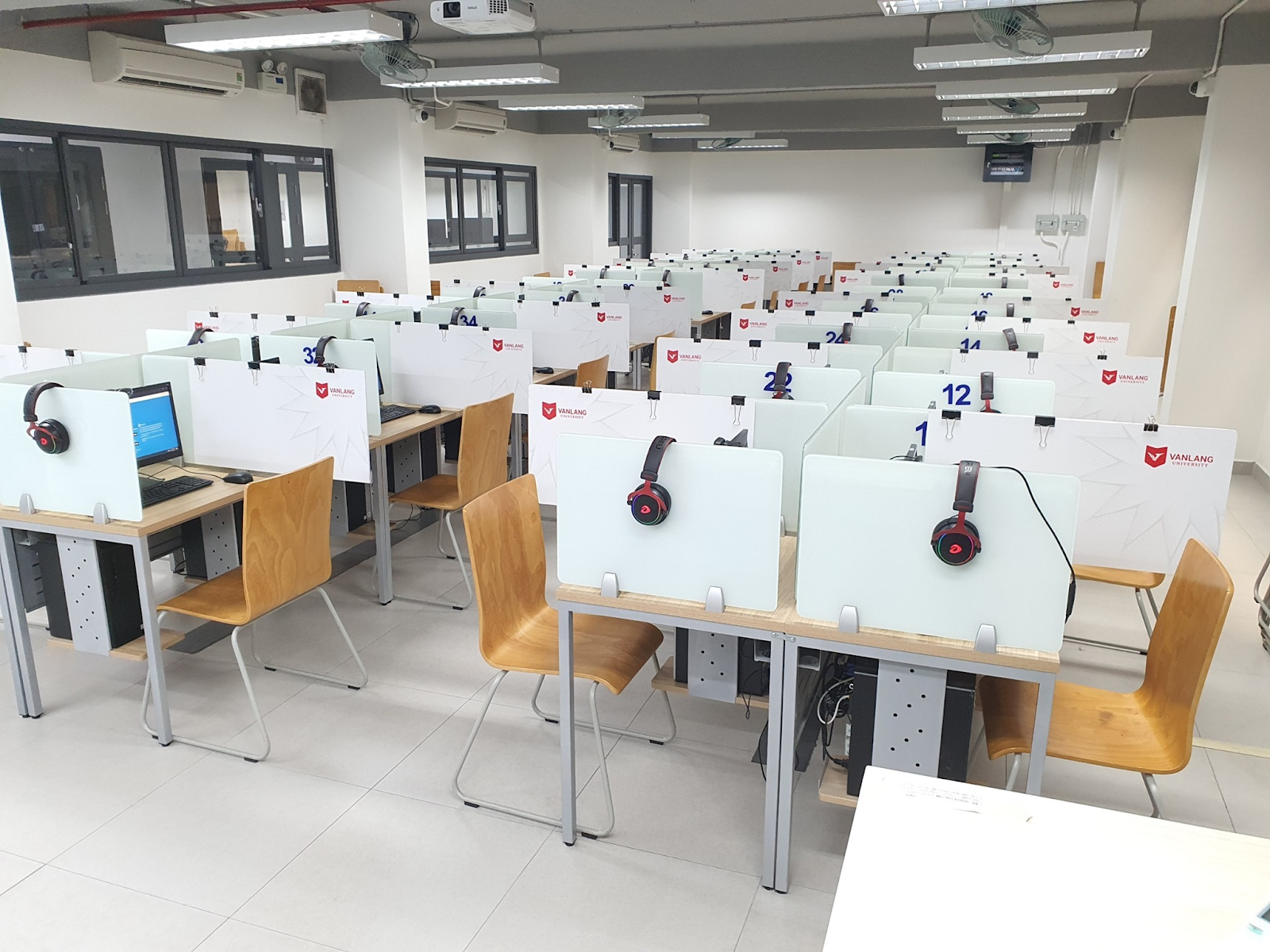Hình ảnh phòng máy tại VLU