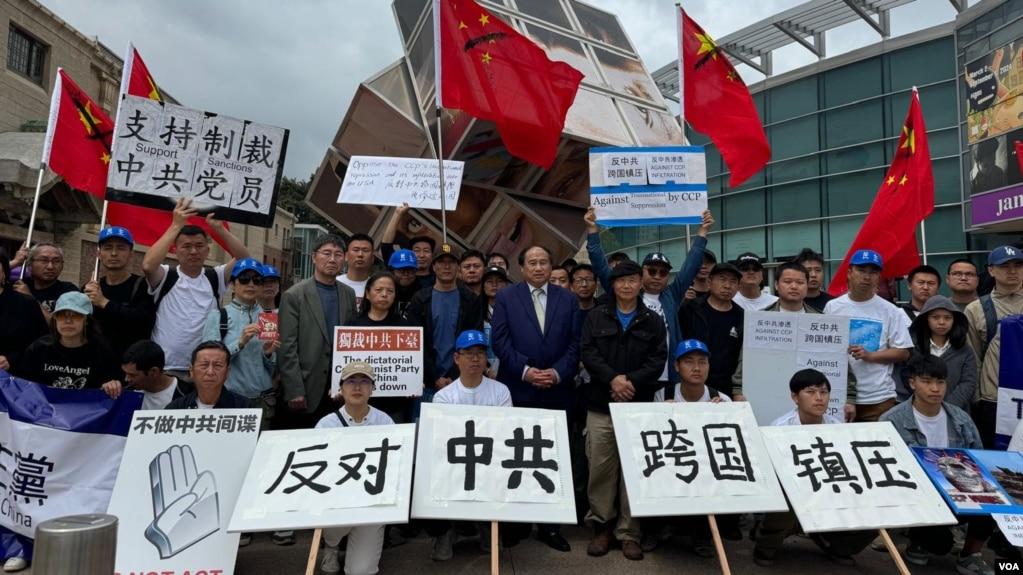 5月4日,洛杉矶民主人士和异议人士齐聚小东京地铁站,观看《异见者》电影并举行游行活动,抗议中共跨国镇压异议人士。