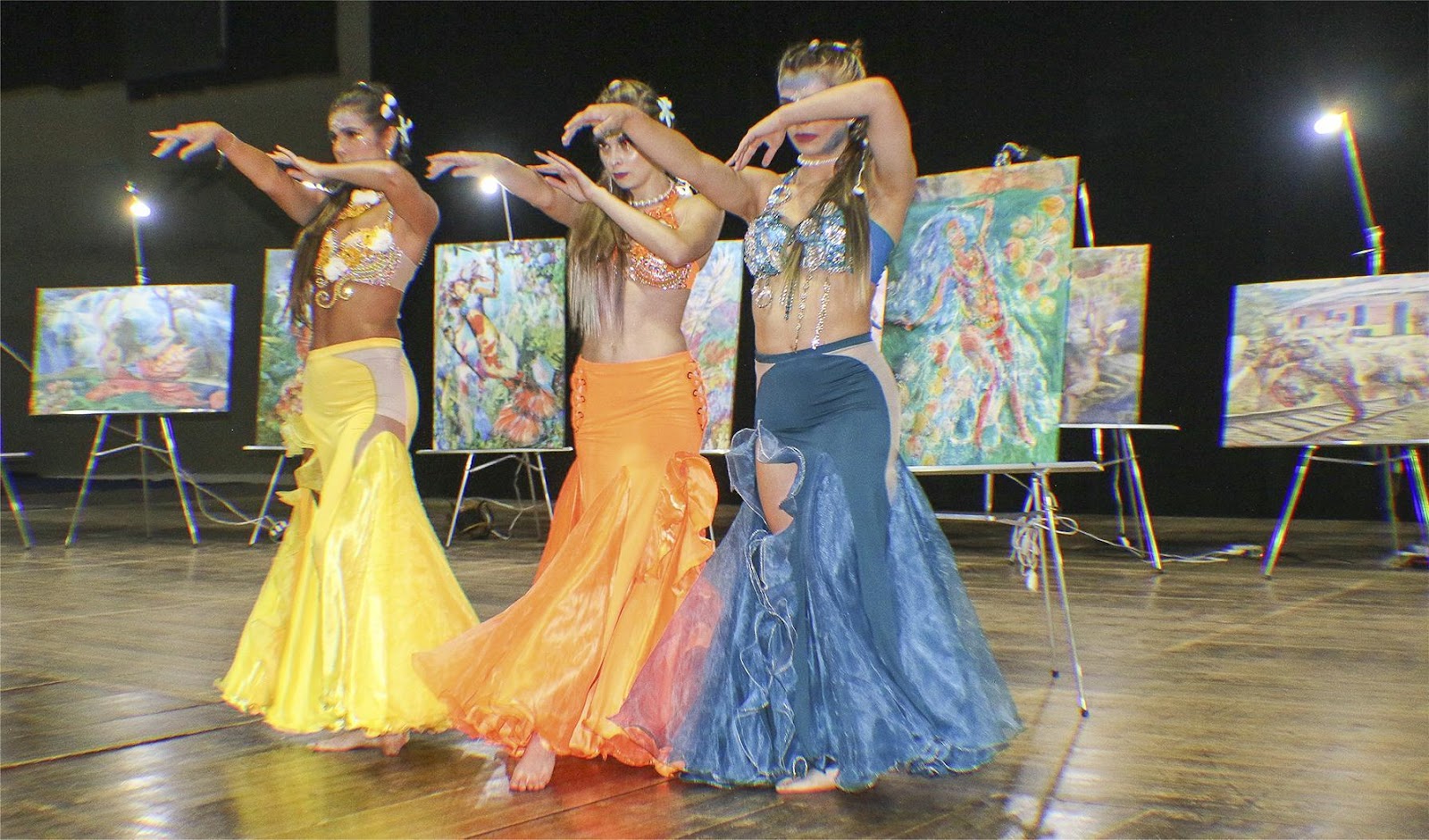 Cenas do Evento Re-Arte 2020, no Centro de Convenções do Circuito das Águas, com Dayana Brunhara Rezende, Maria Luiza Giorio e Carol Invencioni e as artes de Henrique Vieira Filho