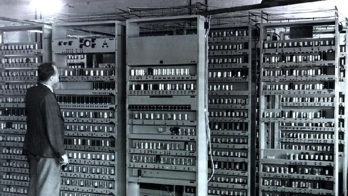 Imagen de la primera computadora que ocupaba una habitación entera, marcando el inicio del vertiginoso avance en la ingeniería y la tecnología.