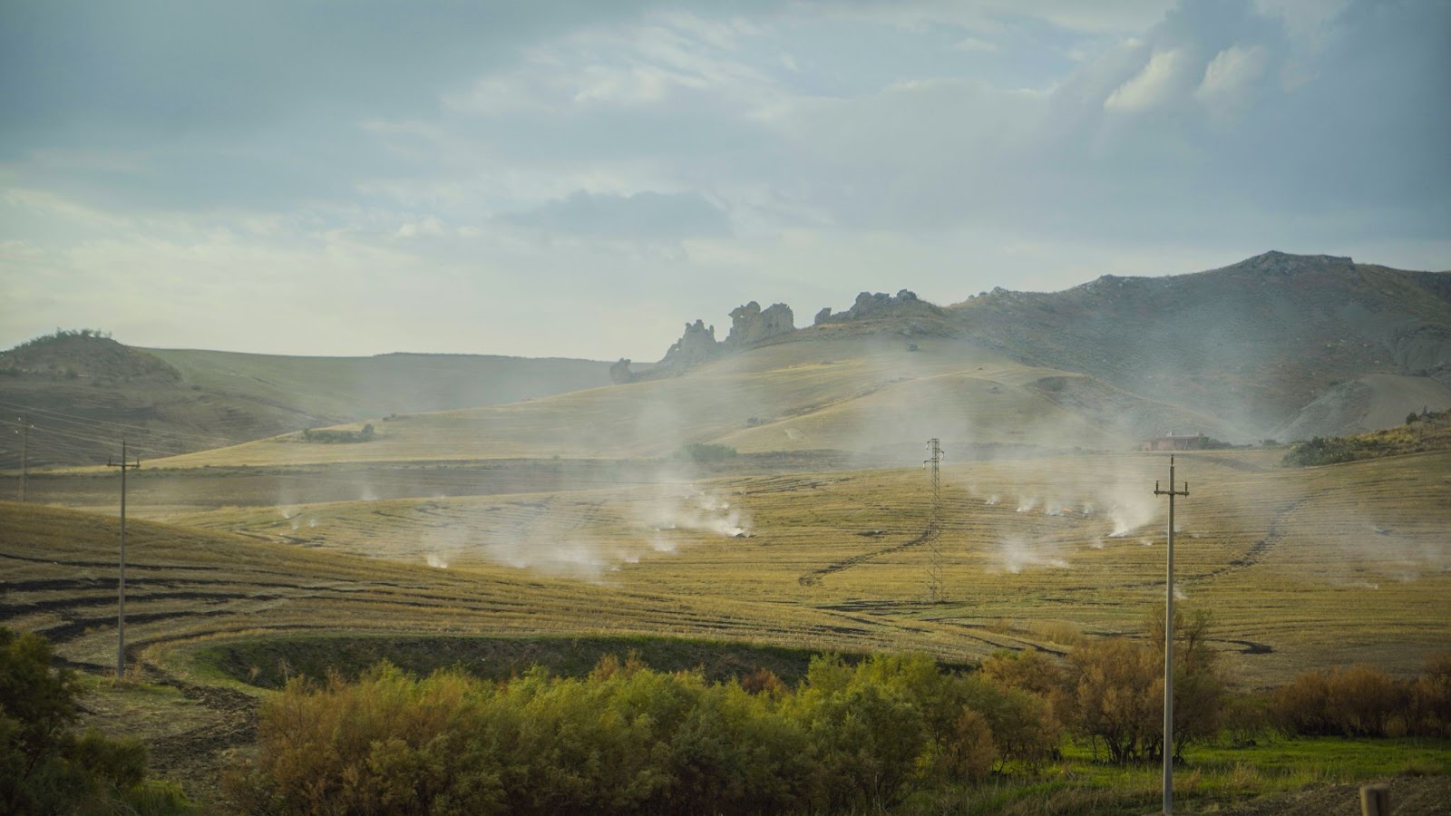 Nella piana di Catania, in Sicilia, il fuoco viene ancora impiegato anche nei campi di grano e leguminose alla fine dell’estate per eliminare i residui della piantagione anteriore e trasformarli in fertilizzante naturale. | Foto: Davide Mancini